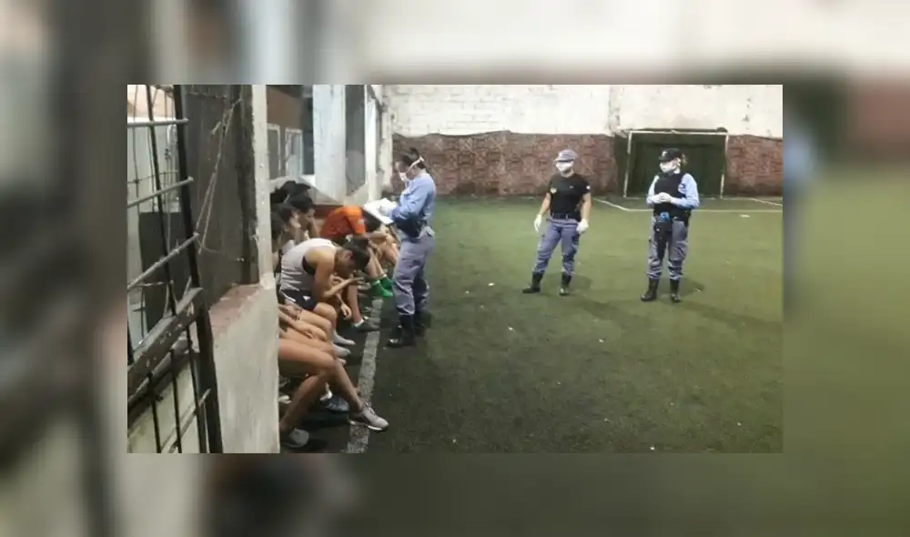 Un grupo de mujeres fue detenido por no respetar el aislamiento para mitigar la propagación del coronavirus. Foto: Diario Chaco