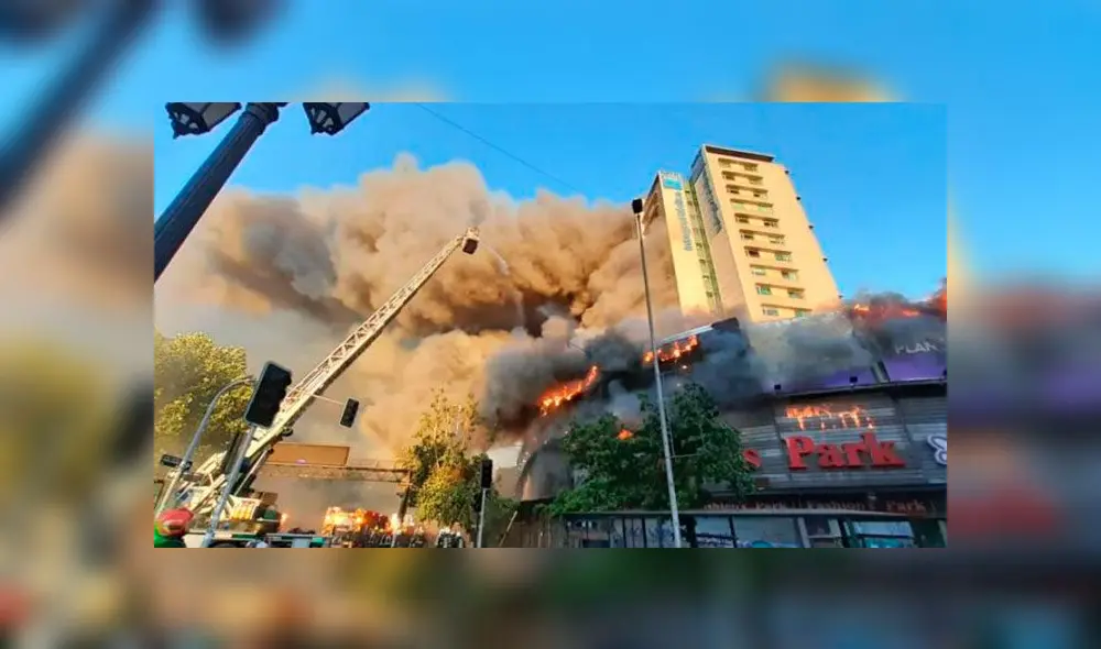 Incendio en edificio de Santiago de Chile fue causado en medio de las protestas contra Sebastián Piñera. Foto: Difusión Incendio en edificio de Santiago de Chile fue causado en medio de las protestas contra Sebastián Piñera. Foto: Difusión