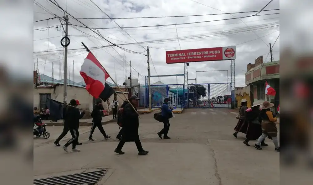 Puno. Pasajeros son seriamente afectados por bloqueos. Foto: Kleber Sánchez/URPI Puno. Pasajeros son seriamente afectados por bloqueos. Foto: Kleber Sánchez/URPI