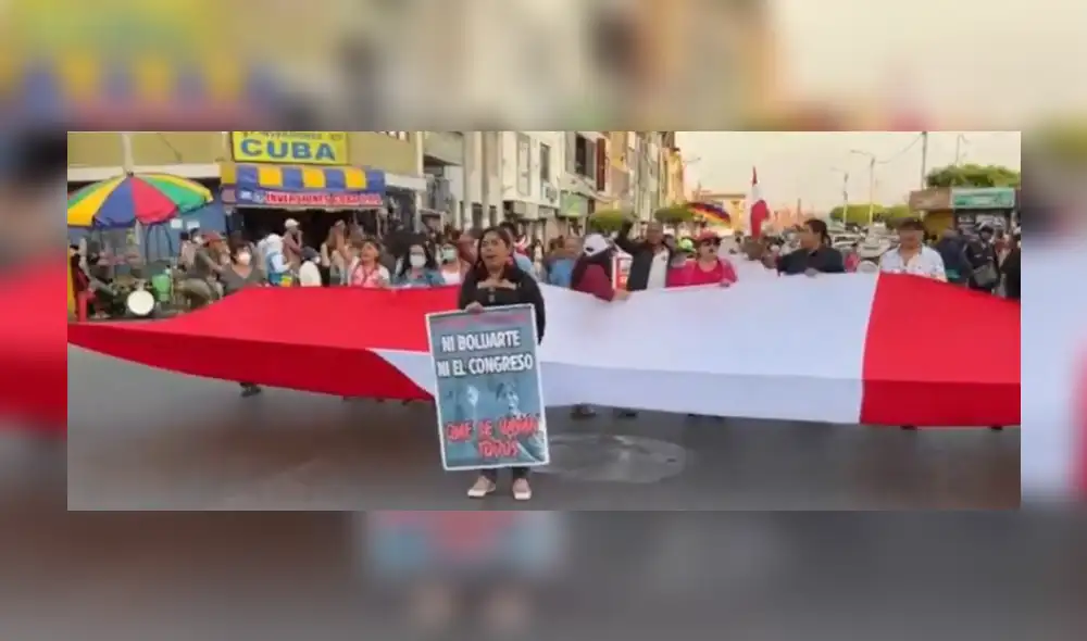 Los manifestantes cuestionaron la labor de los congresistas. Foto: captura video/ Canal N