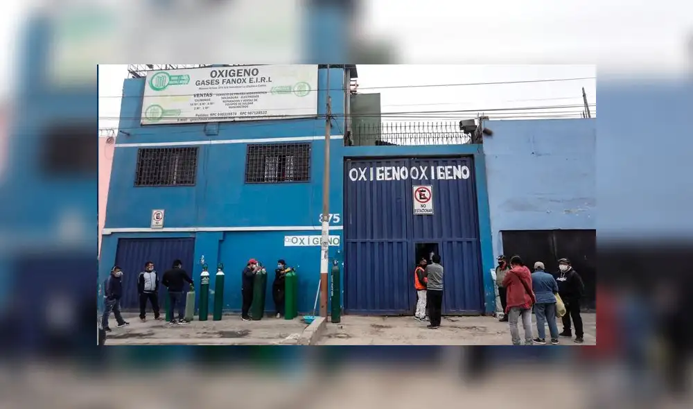 Personas esperan horas para llenar oxígeno para sus familiares que sufren esta pandemia . Fotos: Aldair Mejía/La República.
