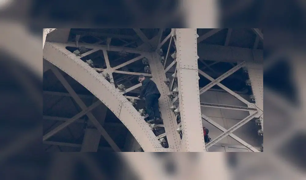  Después de seis horas, detienen a hombre que escaló la Torre Eiffel [FOTOS y VIDEO]