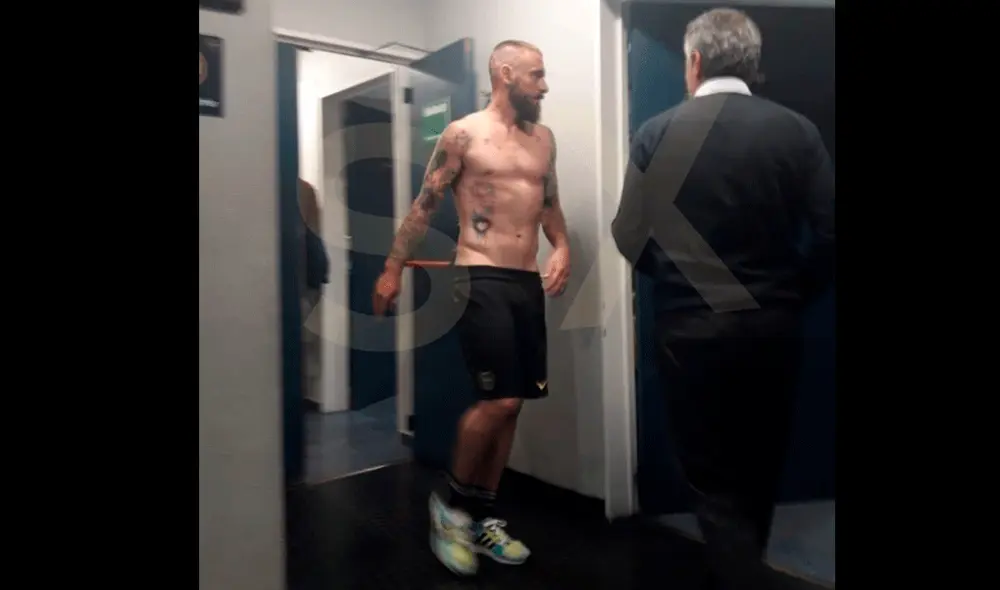 De Rossi se mostró con la indumentaria de Boca Juniors y pisó por primera vez el césped de La Bombonera. | Foto: @Tino_Leoni De Rossi se mostró con la indumentaria de Boca Juniors y pisó por primera vez el césped de La Bombonera. | Foto: @Tino_Leoni