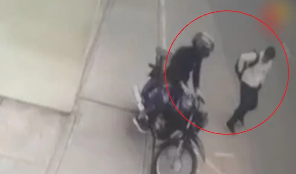 El hecho ocurrió en la puerta de un condominio. Foto: Captura /Panamericana TV El hecho ocurrió en la puerta de un condominio. Foto: Captura /Panamericana TV