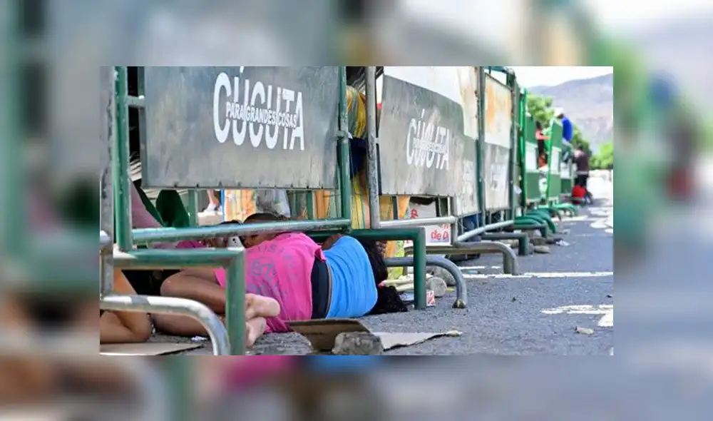Venezolanos llegan a frontera colombo-venezolana, en donde el obstáculo son lo militares de su país. Foto: Juan Pablo Bayona/BBC. Venezolanos llegan a frontera colombo-venezolana, en donde el obstáculo son lo militares de su país. Foto: Juan Pablo Bayona/BBC.