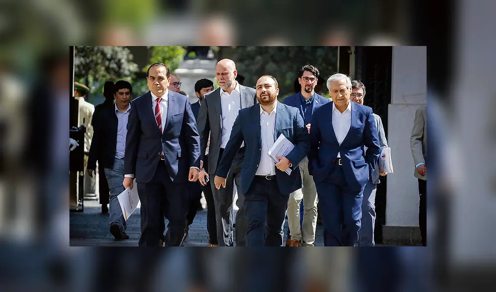 Encuentro. Líderes de la oposición sostuvieron diálogo con el ministro del Interior, Gonzalo Blumel, en La Moneda. represión. Policía controla a opositores de Evo Morales. (Foto: La Tercera)