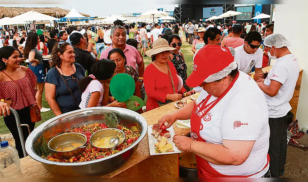 Sabor. Comidas de diferentes regiones se disfrutan en feria.