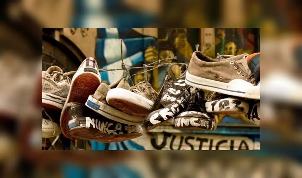 Las zapatillas de los fallecidos fueron colgadas afuera del Cromañón para recordarlos. Foto: Difusión Las zapatillas de los fallecidos fueron colgadas afuera del Cromañón para recordarlos. Foto: Difusión