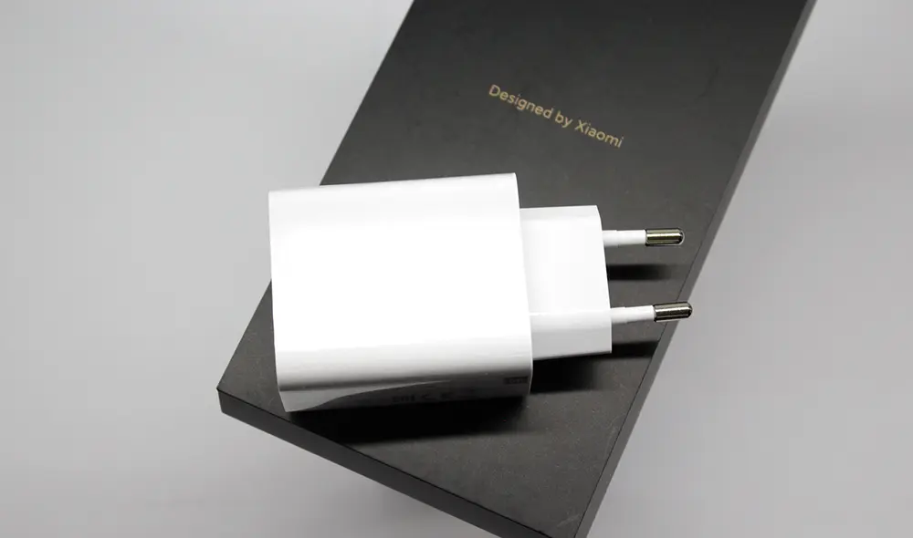 El adaptador de corriente con tecnología de carga rápida de 33W. Foto: Carol Larrain