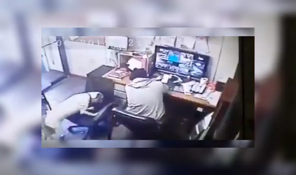 El can observó que su dueño se estaba quedando dormido mientras trabajaba y tuvo un singular comportamiento que ha conmovido a más de uno en Facebook