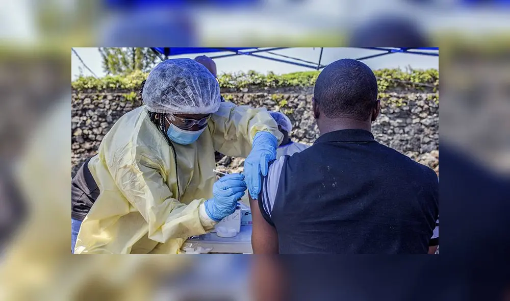 Un hombre recibe una vacuna contra el ébola de una enfermera en el exterior del Centro de Salud Afia Himbi el 15 de julio de 2019 en Goma, luego que se detectara el caso fatal en un predicador. (Foto: AFP)