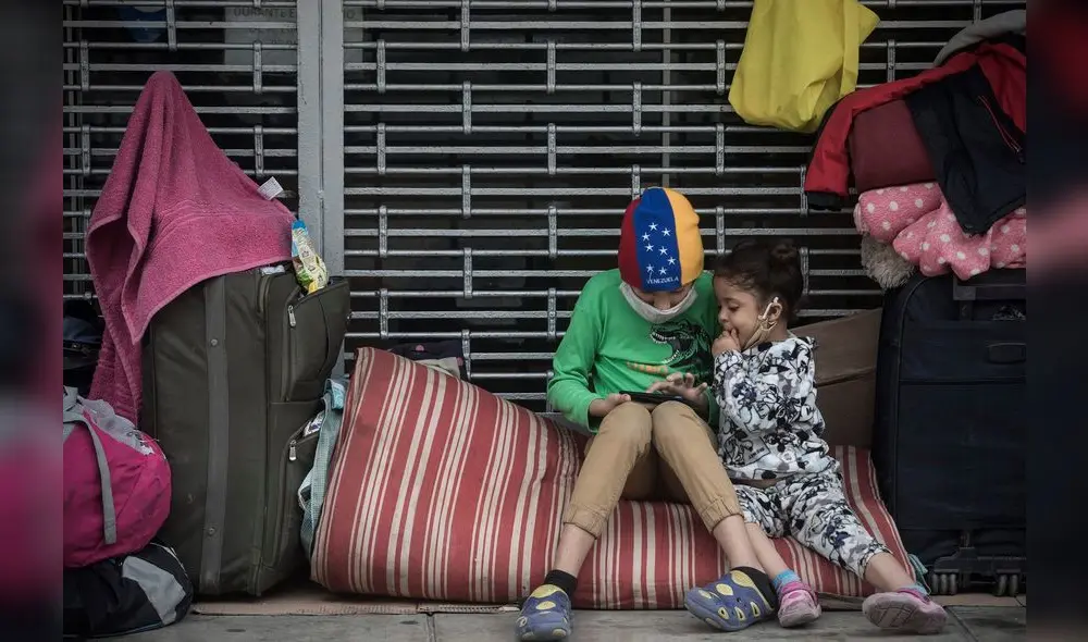 Venezolanos en Perú acampan fuera de su embajada debido a la crisis por la COVID-19 | Créditos: Jose Vidal Jordan