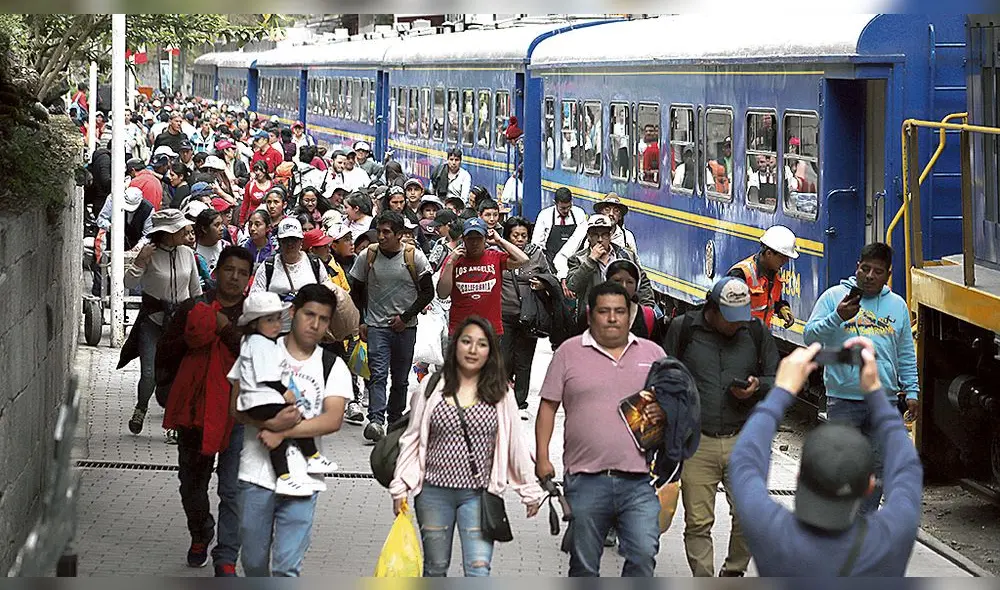 machupicchu pueblo. Los trenes llegan con cientos de turistas nacionales e internacionales a Aguas Calientes. Luego se trasladan en un bus hasta el complejo arqueológico.