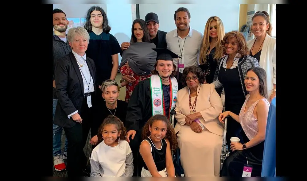 Hijo menor de Michael Jackson luce irreconocible tras huir de la prensa