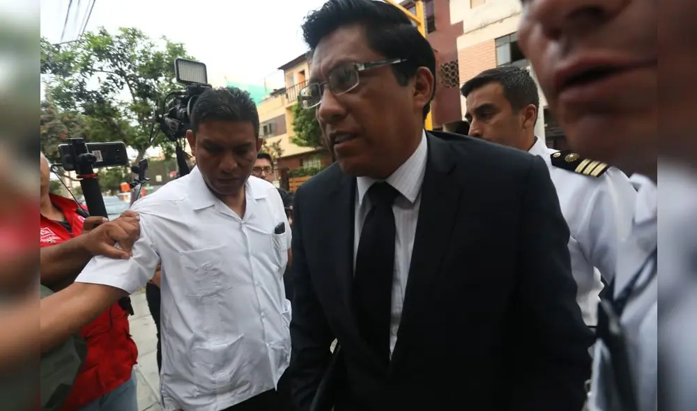 Ministros acuden al local del Partido Morado. Foto Aldair Mejia / La República.