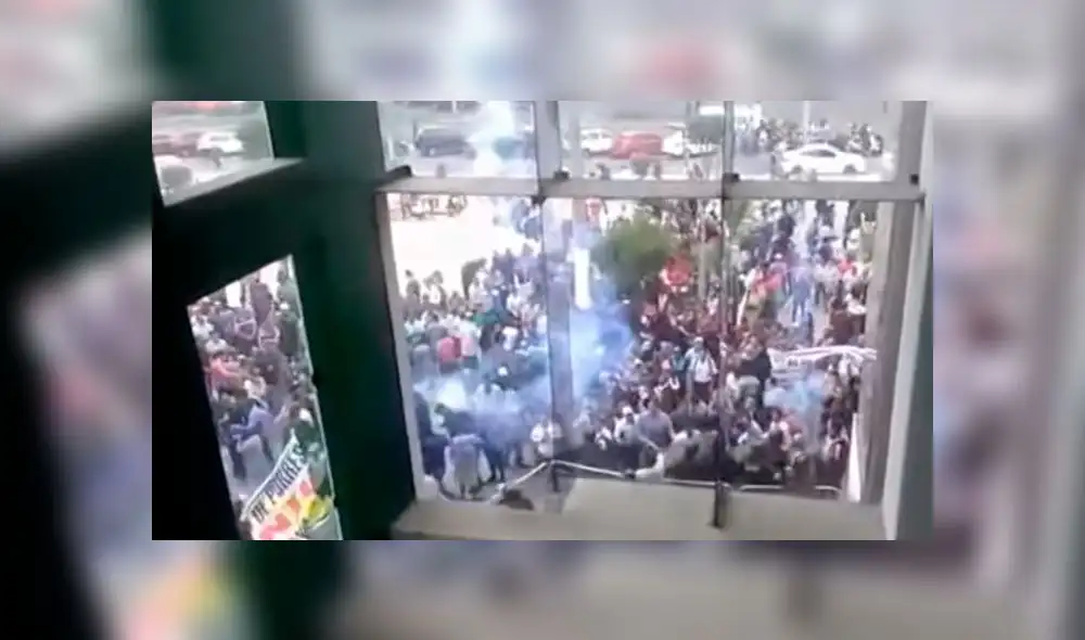 Enardecidos vecinos intentaron tomar a la fuerza municipalidad de Los Olivos [VIDEO]