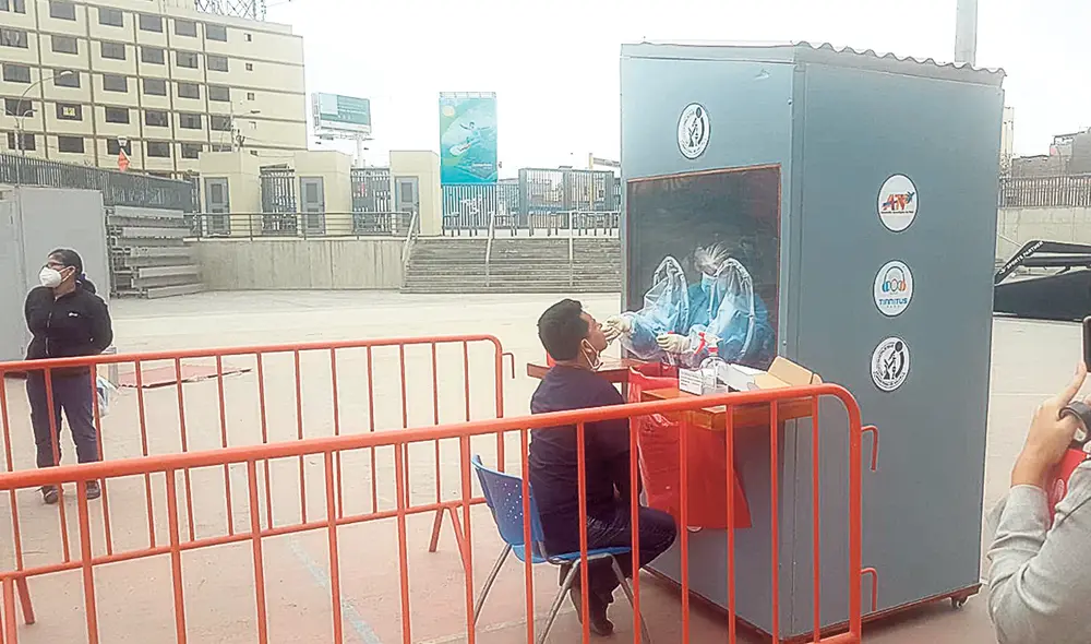 Cabinas evitan contagio durante toma de muestra. Foto: difusión