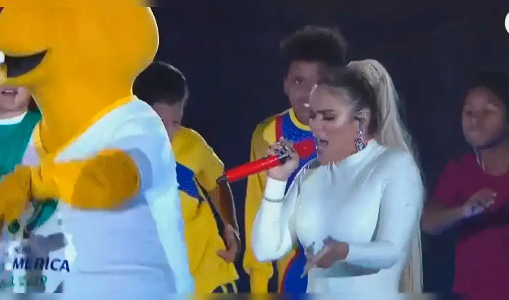 Critican a Karol G por errar hasta en el playback durante show de la Copa América
