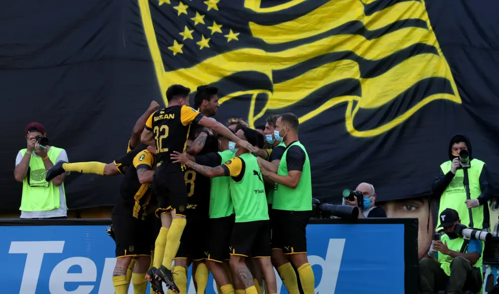 Nahuelpán marcó el tercero para Peñarol. Foto: EFE