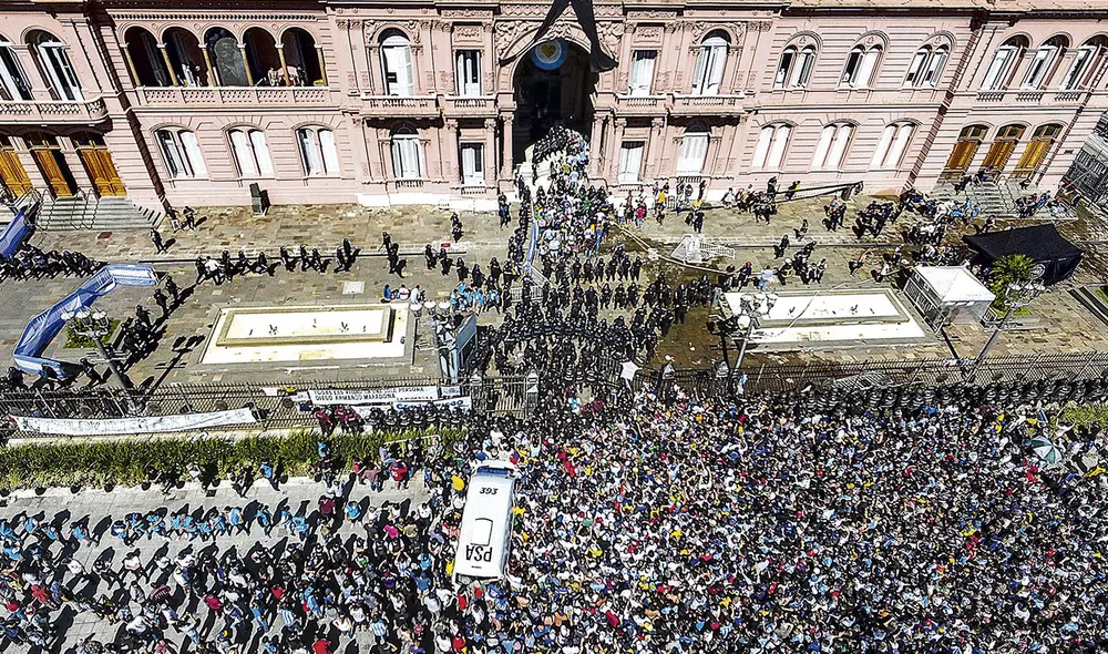Ovación. Miles de hinchas llegaron a la Casa Rosada para el adiós. Foto: AFP