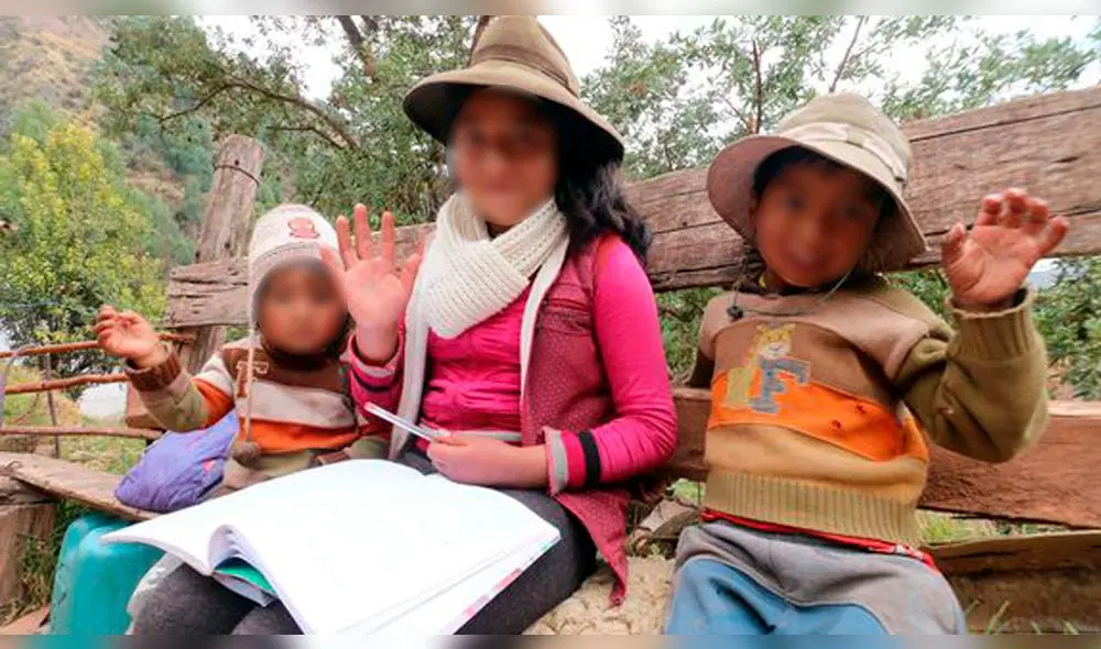 La adolescente dicta sus clases en lugares abiertos para que más niños puedan asistir. Foto: Correo.