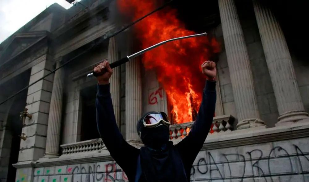 Manifestantes protestan en varias partes de Guatemala contra el Gobierno y el Congreso, en rechazo al presupuesto de ingresos y egresos del Estado para 2021. Foto: EFE