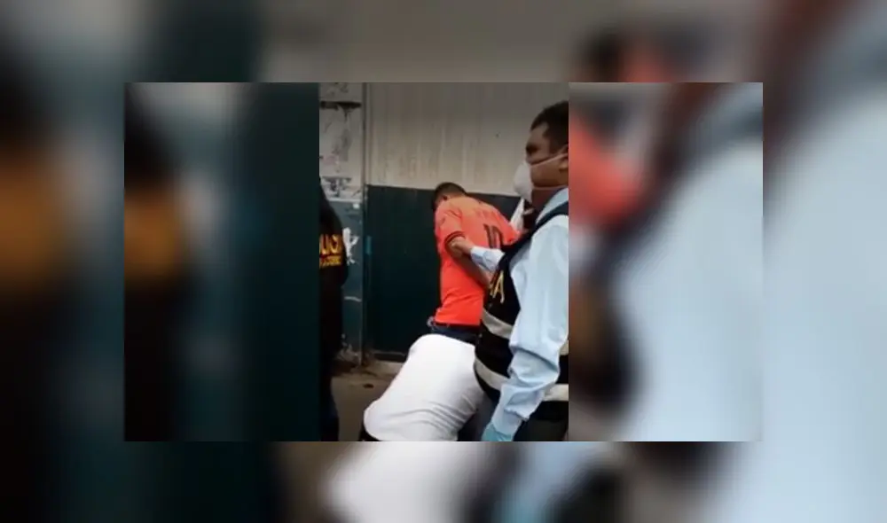 Miembro de la PNP fue intervenido cerca de la comisaría de La Victoria, donde se desempeñaba como agente de la SEINCRI. (Foto: Captura video / América Noticias)