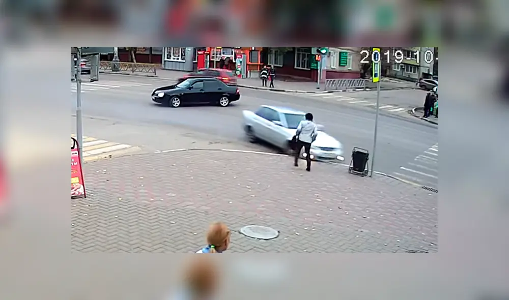 Mujer se salvó milagrosamente de morir arrollada por un imprudente conductor que se despistó e invadió la vereda. Video es viral en Facebook