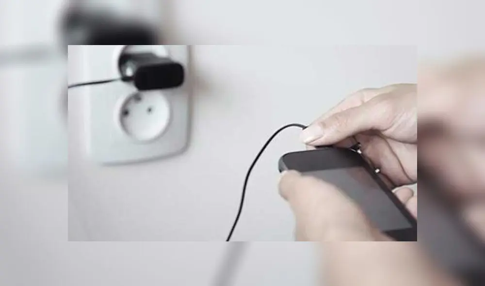 Uno de los principales errores que cometen los usuarios es usar el smartphone cuando está cargándose Uno de los principales errores que cometen los usuarios es usar el smartphone cuando está cargándose