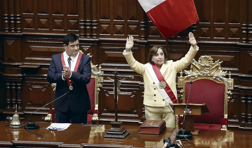 La tregua temporal: Dina Boluarte, luego de jurar como presidenta, aplaudida por José Williams, presidente del Congreso. ¿Hasta cuándo durará el alto al fuego? Foto: difusión