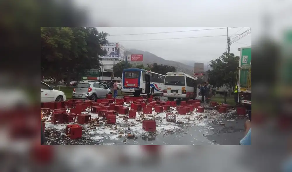 En Facebook, un conductor sufrió un accidente y provocó que las cajas de cerveza caigan a la pista.