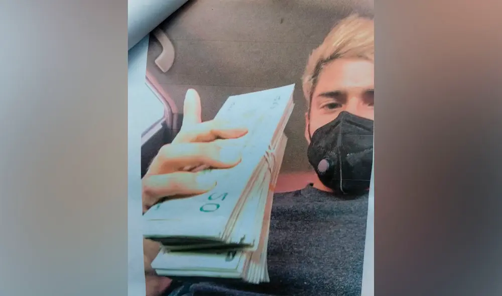 Joven detenido con el fajo de billetes. Foto: Joel Robles / URPI-GLR Joven detenido con el fajo de billetes. Foto: Joel Robles / URPI-GLR