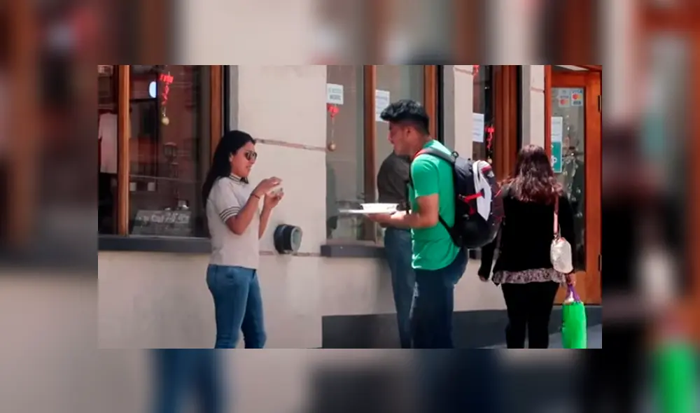 Video es viral en YouTube. Un joven boliviano visitó Perú y quedó encantado con el ceviche, así que decidió que sus compatriotas disfruten de la misma experiencia. Foto: Captura. Video es viral en YouTube. Un joven boliviano visitó Perú y quedó encantado con el ceviche, así que decidió que sus compatriotas disfruten de la misma experiencia. Foto: Captura.