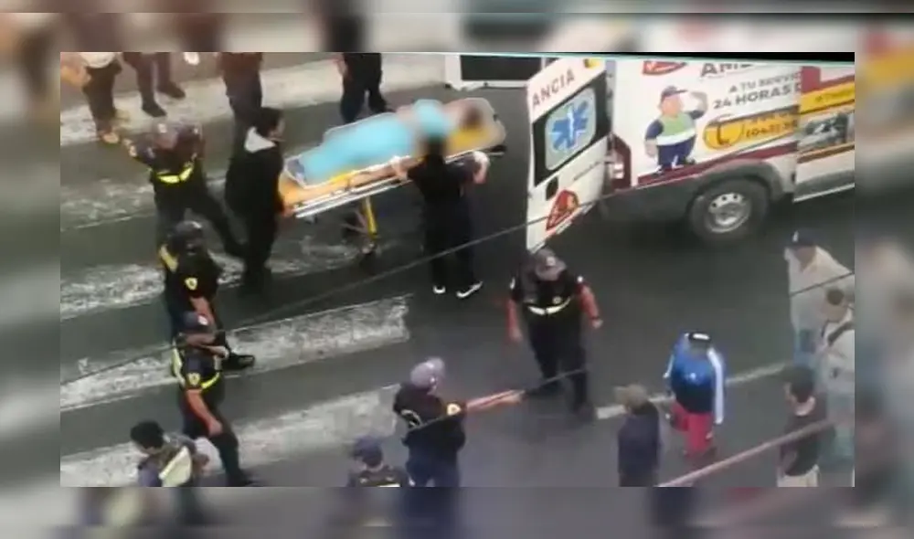 Enfermera es trasladada en ambulancia. Enfermera es trasladada en ambulancia.