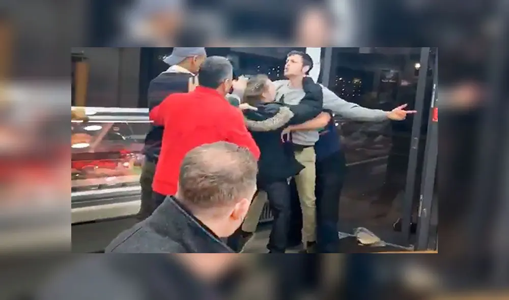 Pelea no perturba a hombre que come tranquilo sus papas fritas