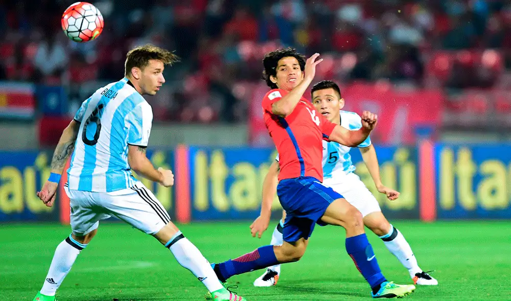 El chileno Matías Fernández será el encargado de entregar el trofeo en la final de la Copa América 2019. | Foto: AFP El chileno Matías Fernández será el encargado de entregar el trofeo en la final de la Copa América 2019. | Foto: AFP