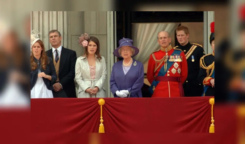 Reina Isabel II con las princesas de York y el Príncipe Harry ubicado atrás, 2006. Foto: difusión