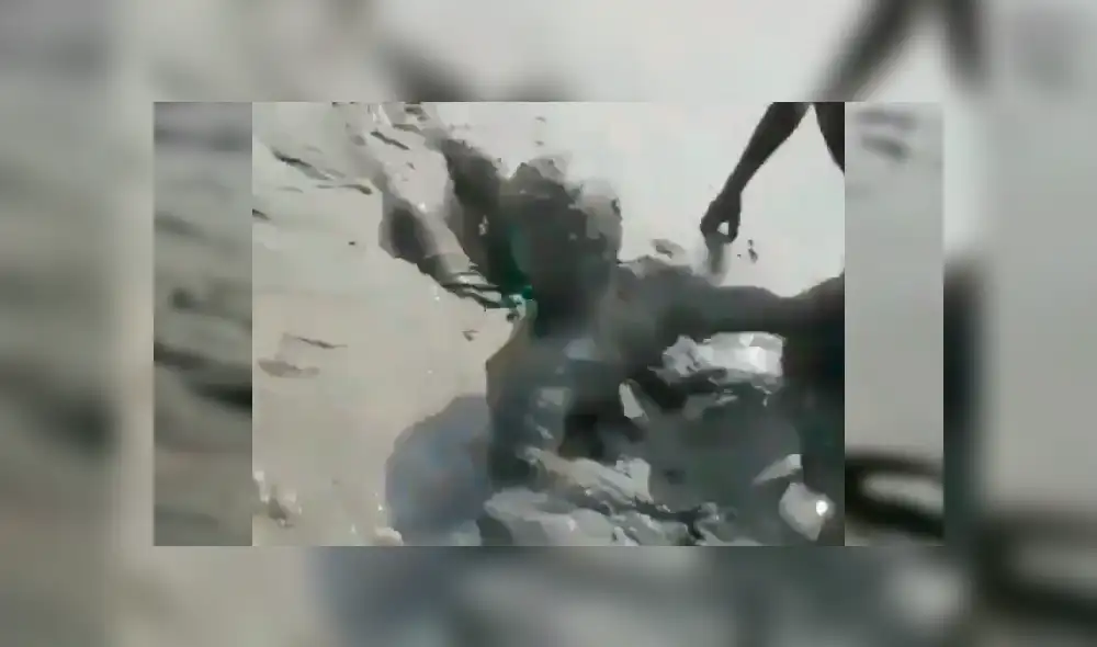 Facebook viral: chico mete su cuerpo en misterioso lodo, queda atrapado y casi muere [VIDEO] 