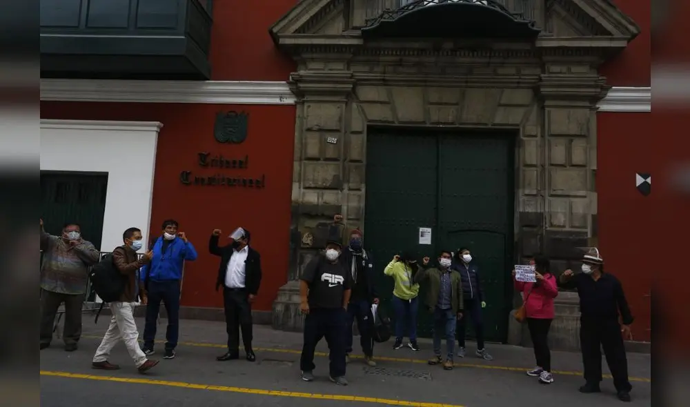 Un grupo de civiles exige ante el TC que se devuelva su dinero aportado a la ONP. Foto: Félix Contreras Un grupo de civiles exige ante el TC que se devuelva su dinero aportado a la ONP. Foto: Félix Contreras