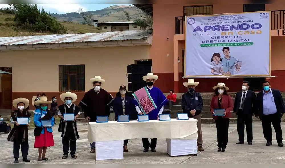 Vizcarra entrega tablets en Lajas-Chota