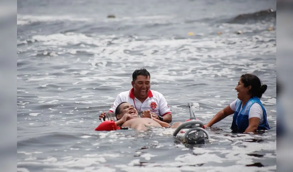 Andrés Giribaldi (36), mar adentro, junto al socorrista Jean Soto. Crédito: Antonio Melgarejo