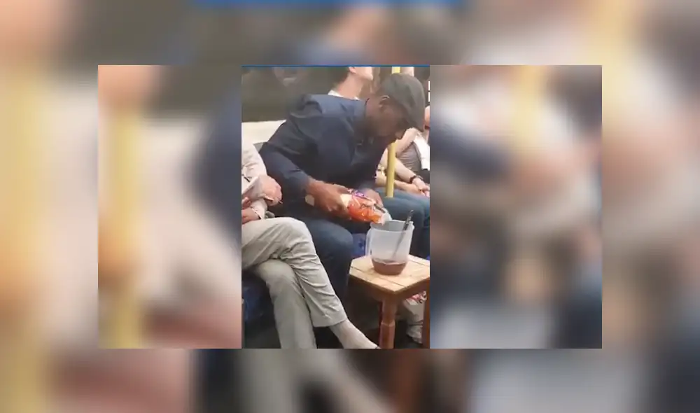 El osado hombre no tuvo mejor idea que preparar sus alimentos para aprovechar su largo viaje en el transporte público.