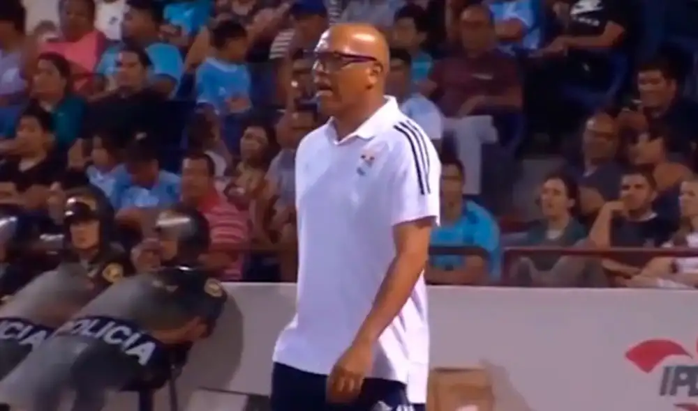 Árbitro solicitó a Mosquera ponerse un chaleco encima del saco, sin embargo, se puso un buzo. Foto: Captura