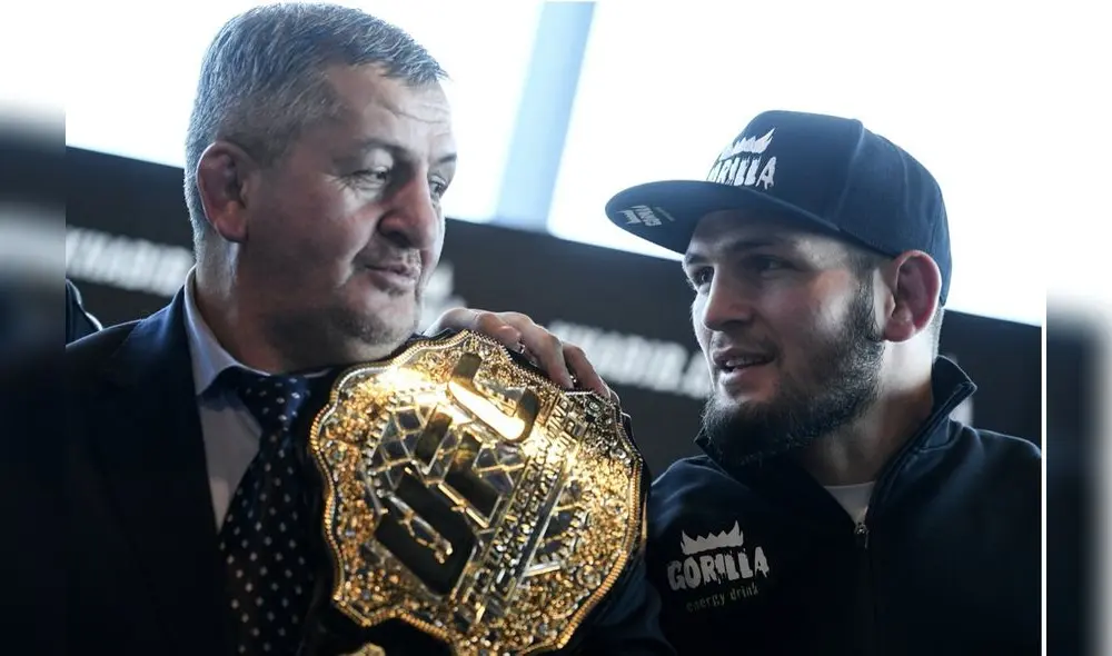 Khabib Nurmagomédov en compañia de su padre. Foto: AFP. Khabib Nurmagomédov en compañia de su padre. Foto: AFP.