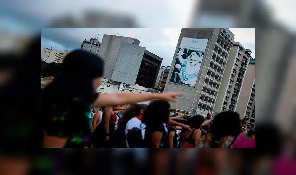 Un grupo de mujeres replicaron la coreografía de la canción "Un violador en tu camino" en la Plaza Venezuela de Caracas. Foto: EFE