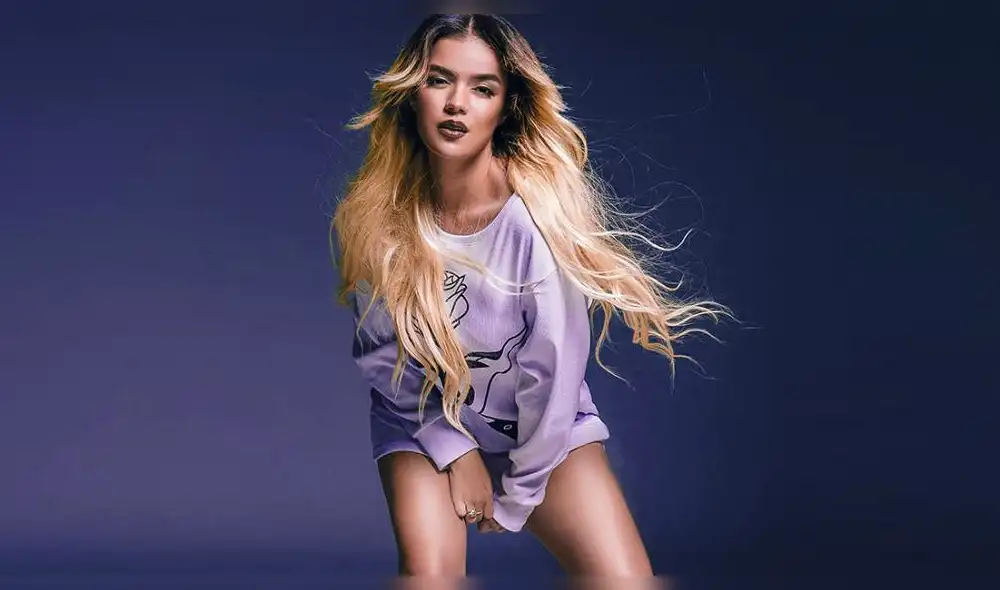 Karol G sorprende con sensual foto en bikini y enloquece a fans