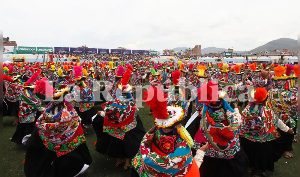 Comparsas de decenas de danzarines llegan desde varias comunidades de Puno.