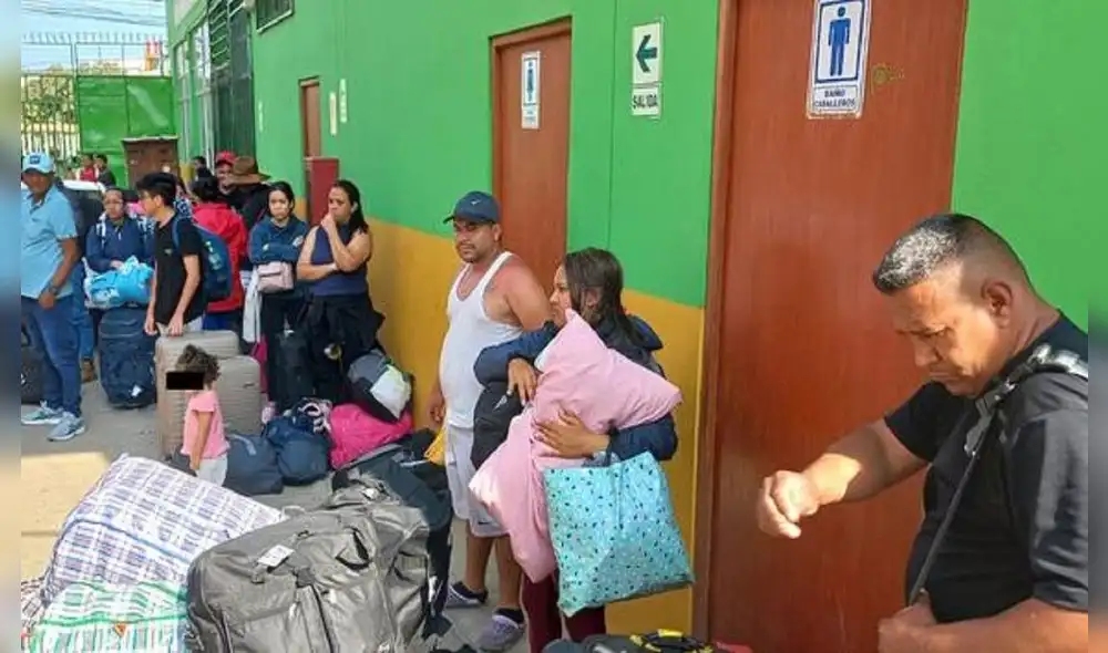 Pobladores de Tumbes retornan, tras cinco días de bloqueo. Foto: Noticias Tumbes.