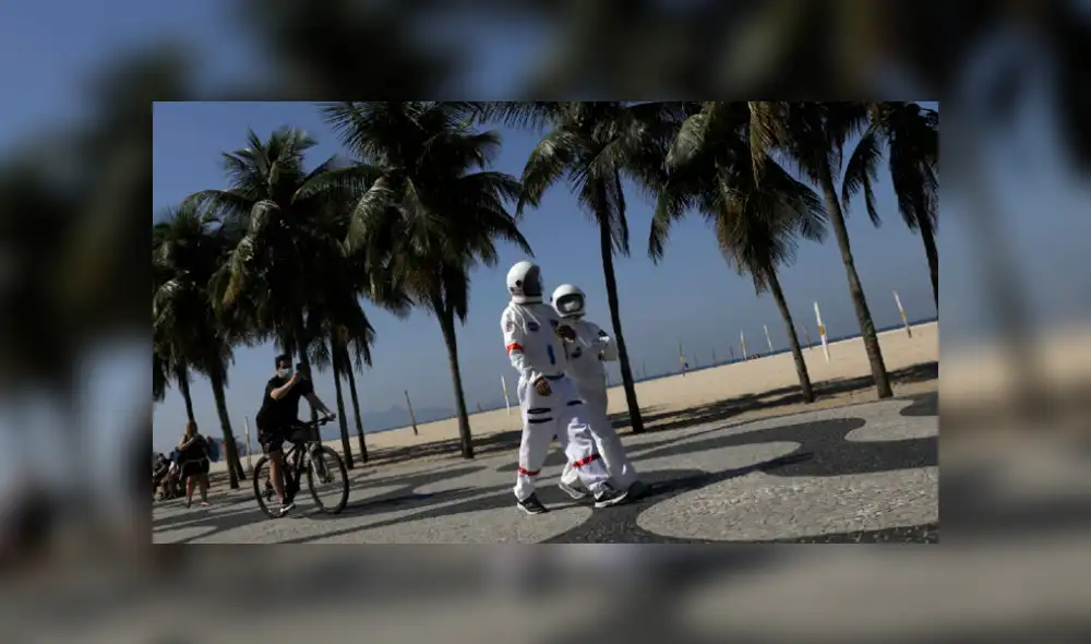 Los habitantes de Río de Janeiro no dudan en tomarse una postal con ellos. (Foto: Reuters)