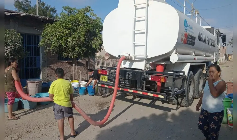 Pobladores de asentamiento padecen por el servicio de agua. Foto: La República Pobladores de asentamiento padecen por el servicio de agua. Foto: La República